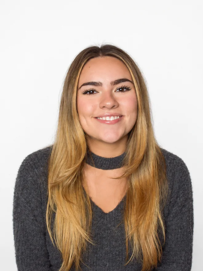 Isabella sonriendo