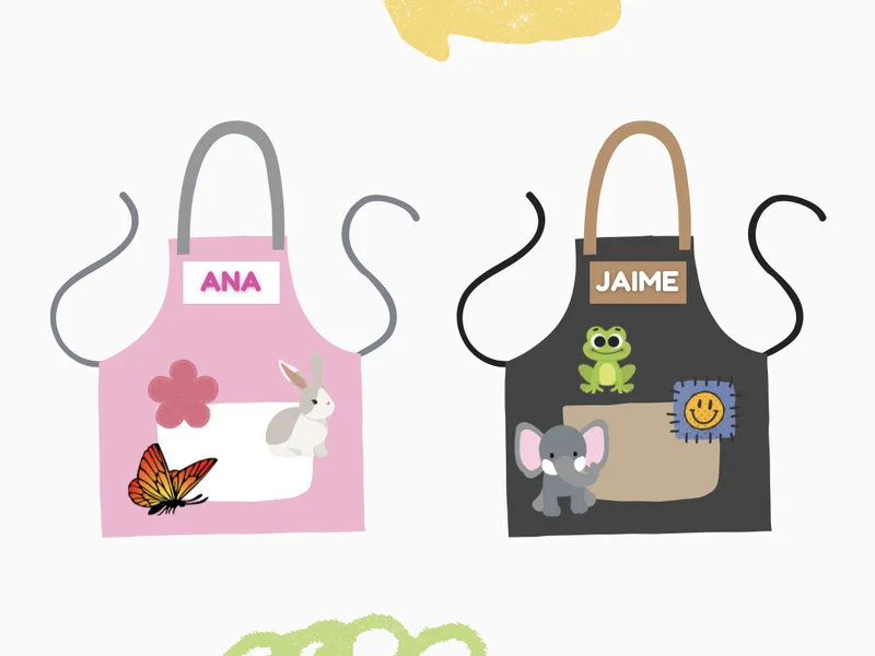 Dos mandiles infantiles ilustrados con nombres y parches de animales